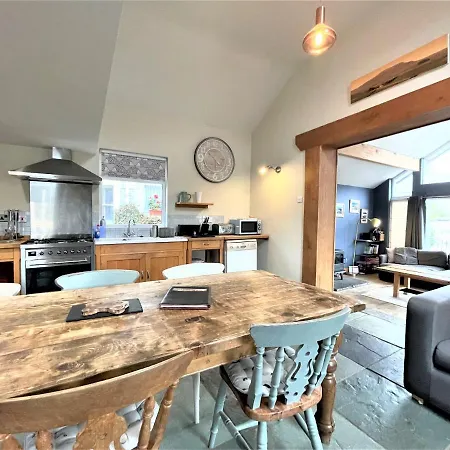 Inglefall & Jasmine Ferienhaus *