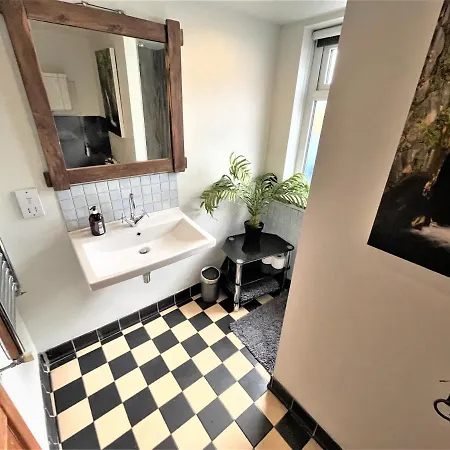 Inglefall & Jasmine Ferienhaus *